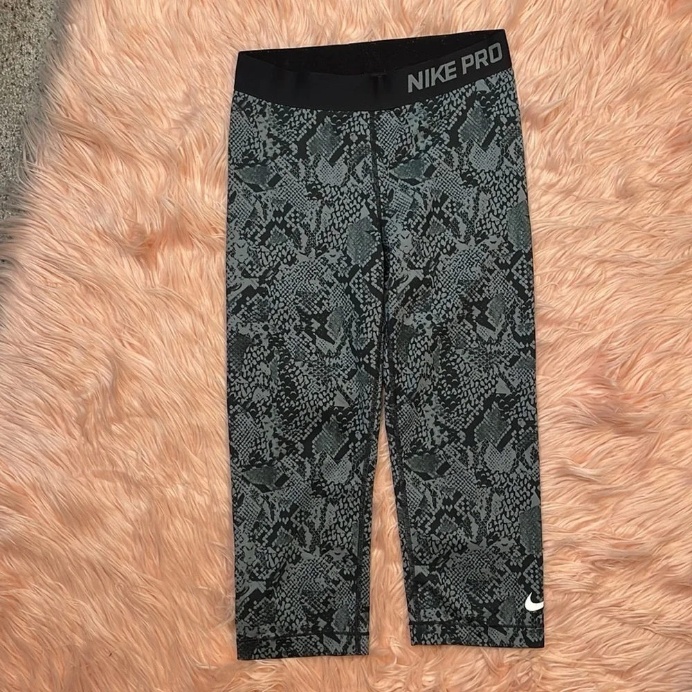 Nike Pro Gray & Black Snakeskin‎ Cropped Leggings Size Small